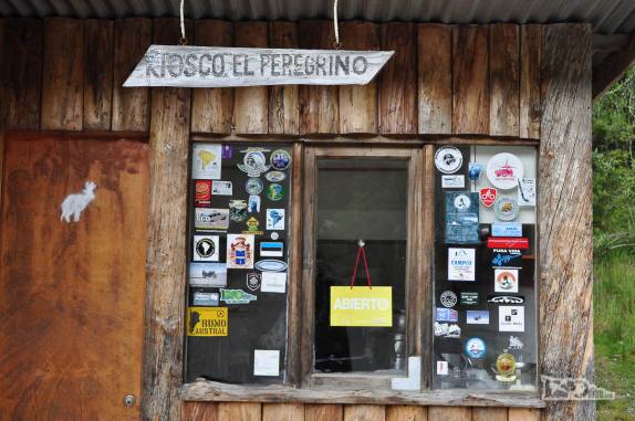 O quiosque cheio de adesivos de expedições em Puerto Yungay, no sul da Carretera Austral, no Chile